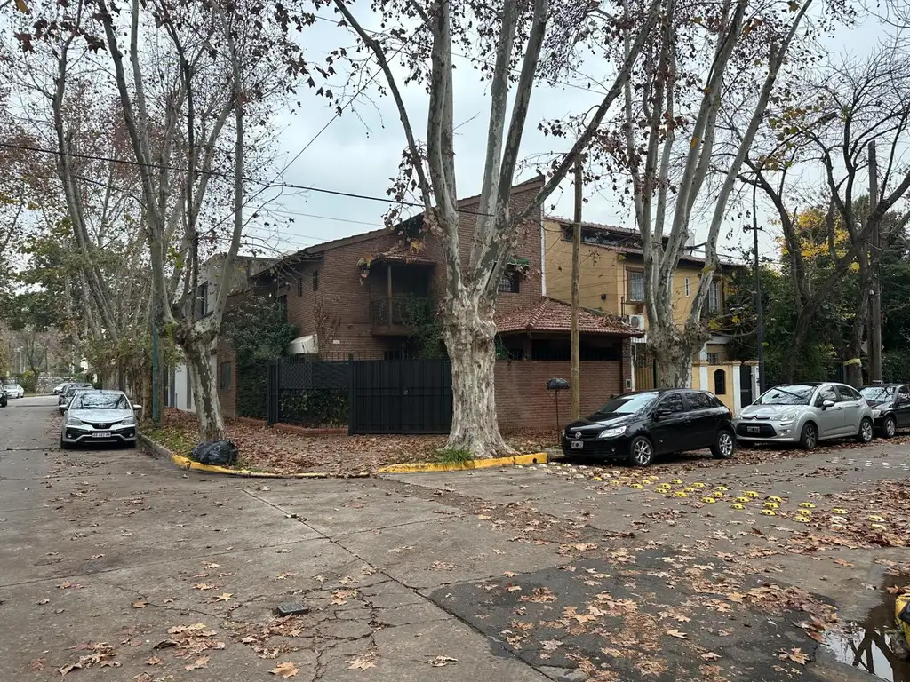Foto de Sólida casa dos plantas en esquina, imagen 2