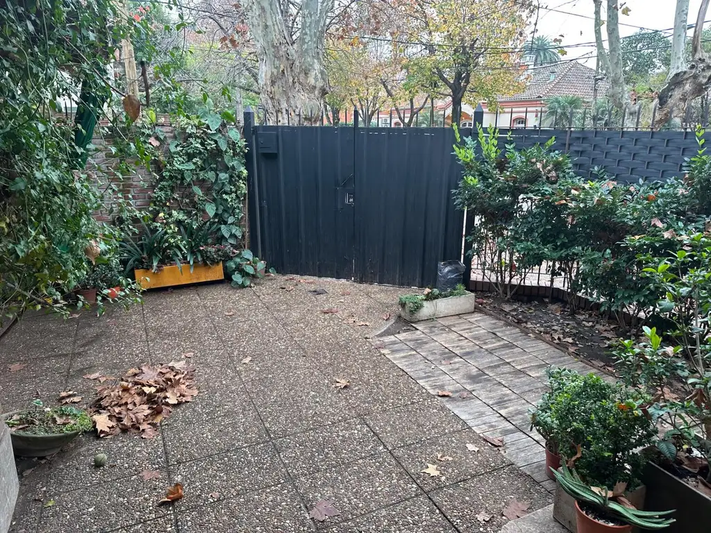 Foto de Sólida casa dos plantas en esquina, imagen 1