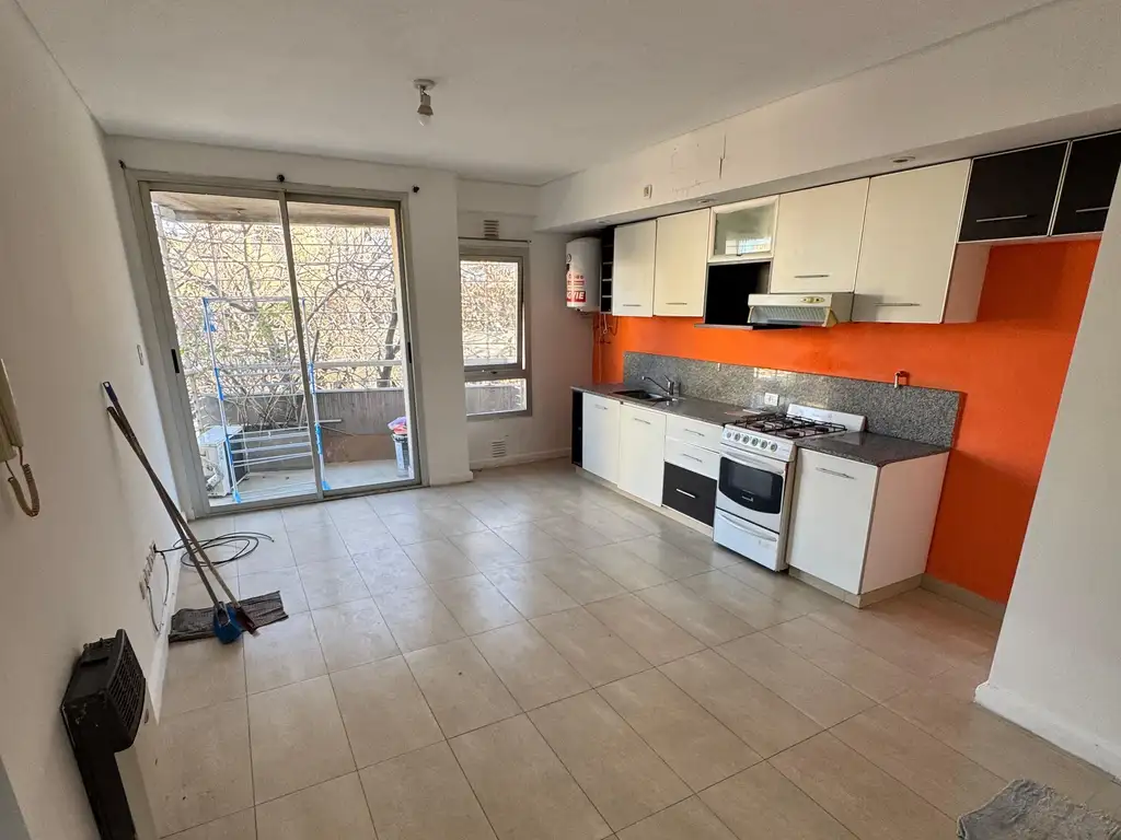 Foto de Departamento al frente con cochera, imagen 1