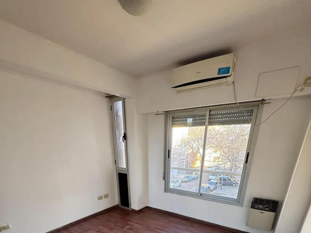 Foto de Departamento al frente con cochera, imagen 2