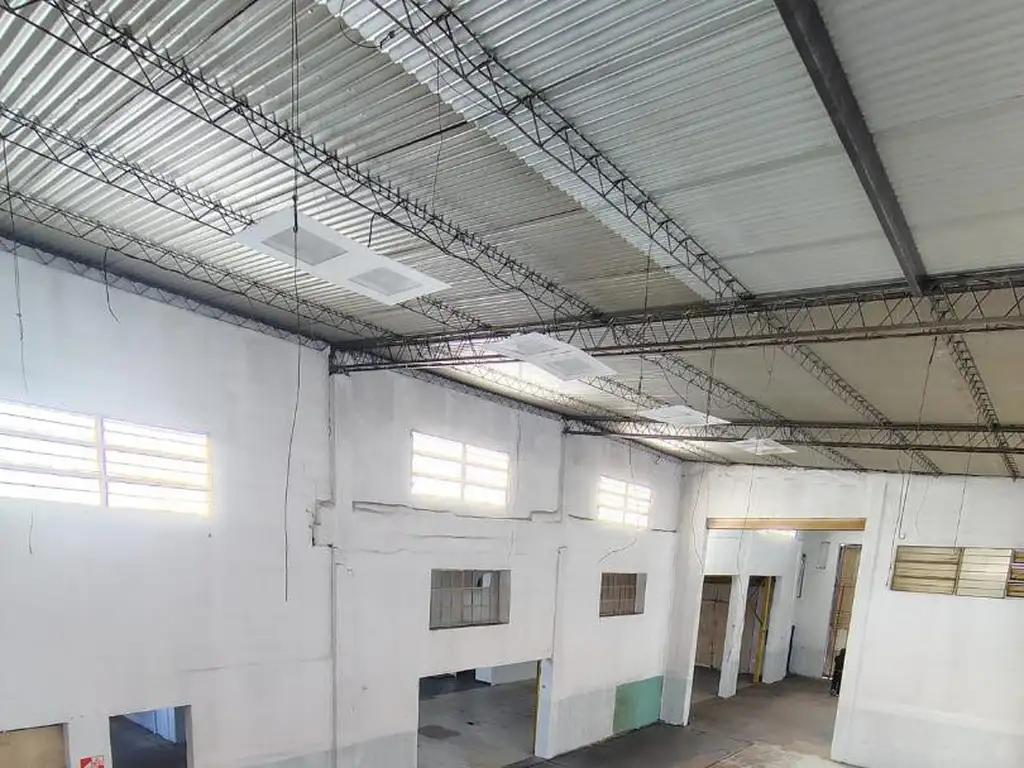 Foto de ALQUILO GALPON 800 MT2 EN AV. BODEREAU, imagen 1