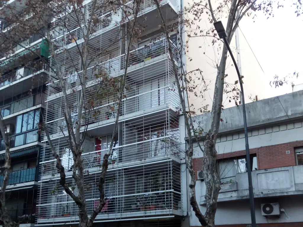 Foto de 1 ambiente divisible al contrafrente. Patio con quincho cubierto, imagen 1