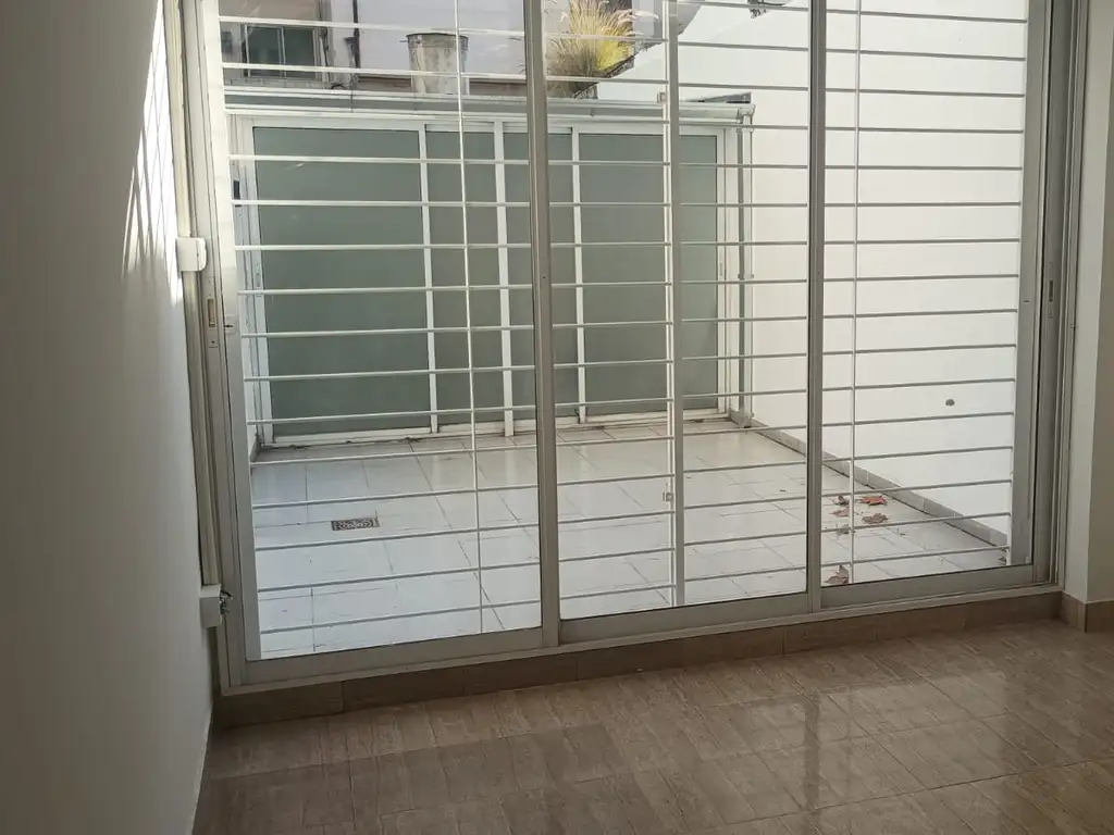Foto de 1 ambiente divisible al contrafrente. Patio con quincho cubierto, imagen 2