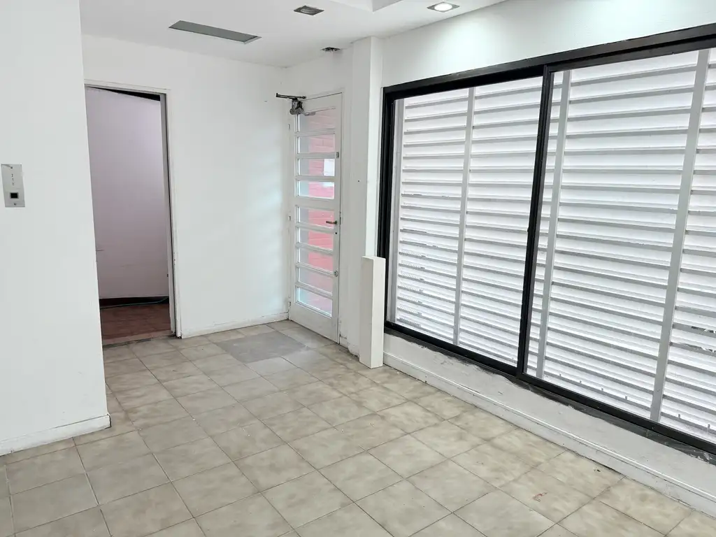 Foto de SOLO USO COMERCIAL -- 450 M2 IDEAL DEPOSITO/OFICINAS/VENTA ON LINE, imagen 4