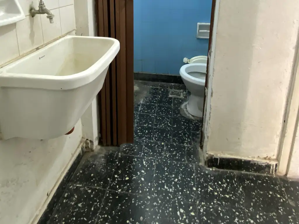Foto de Muy buen local con baño de 4 metros de frente por 7 metros de fondo, imagen 3