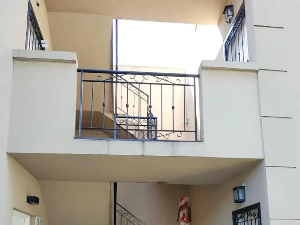 Foto de Dto 2 amb. lateral en 1* piso x escalera Muy Luminoso, imagen 1