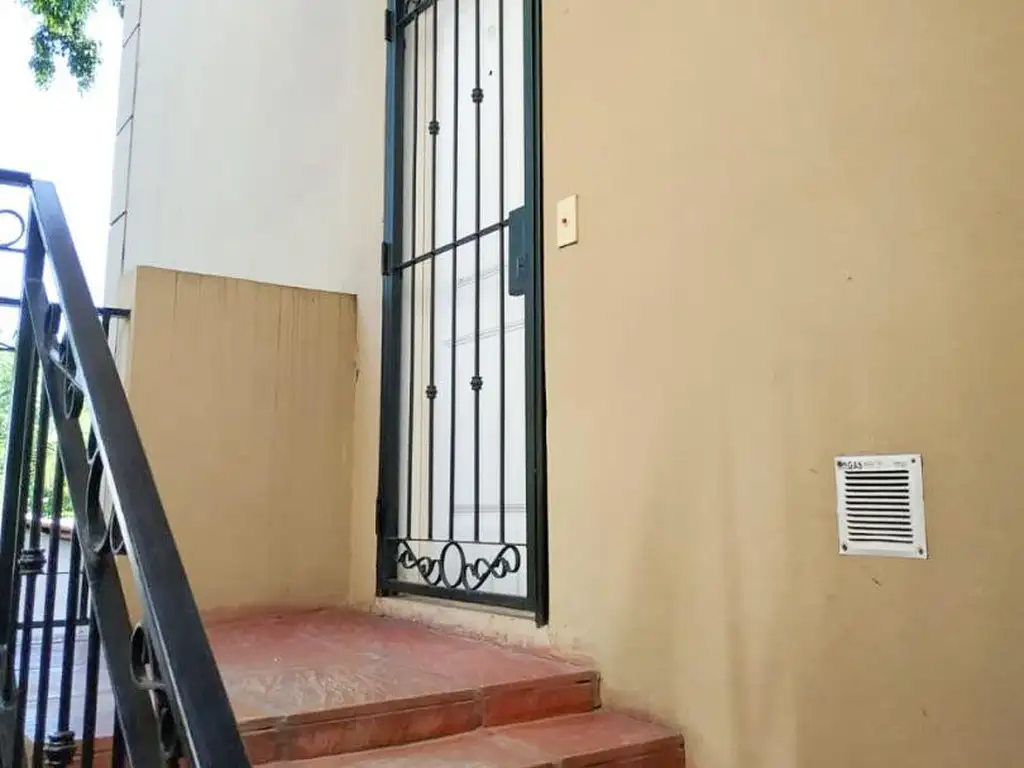 Foto de Dto 2 amb. lateral en 1* piso x escalera Muy Luminoso, imagen 3