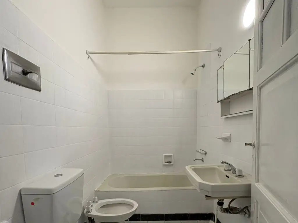 Foto de PH 2 Ambientes Muy Luminoso en Excelente Ubicación – Villa Luro – ¡SIN, imagen 3