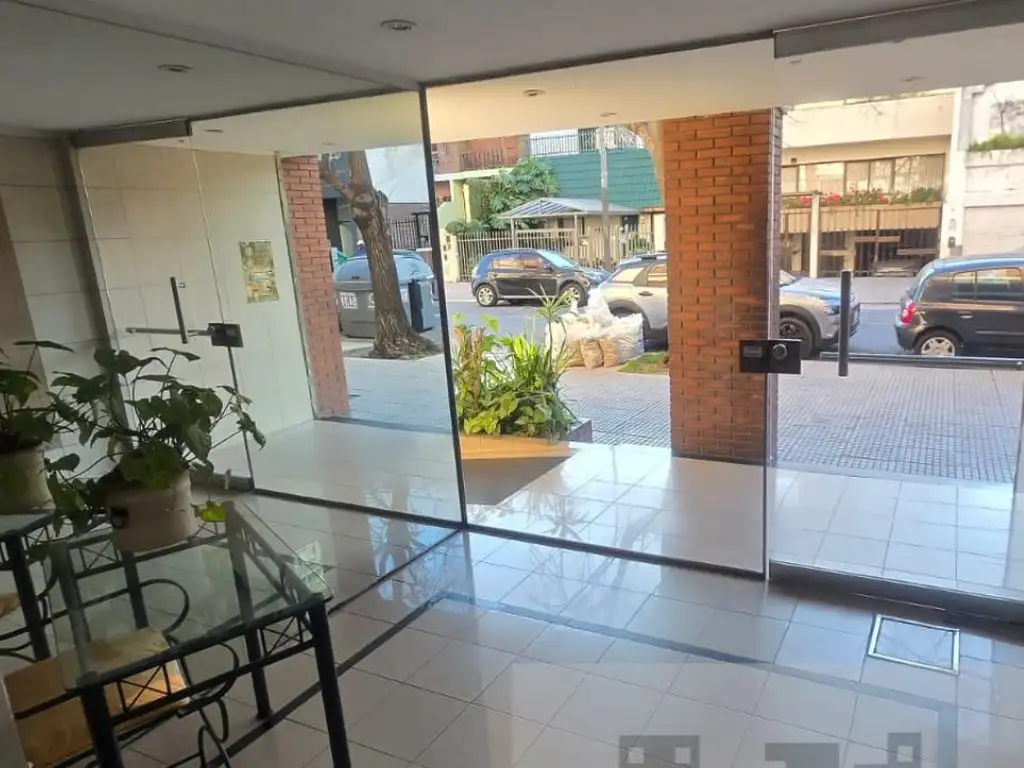 Foto de 4 ambientes al frente c/balcón y cochera fija cubierta, 2 baños, cocina, imagen 2