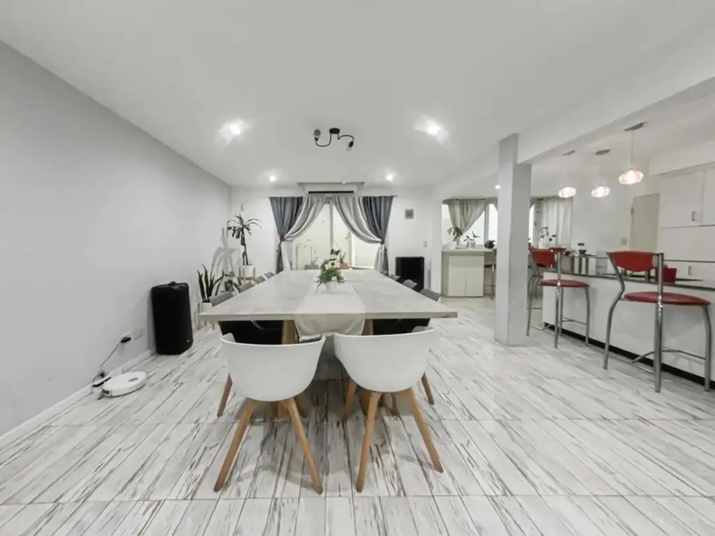 Foto de Venta casa de 6 ambientes con cochera cubierta en Floresta, imagen 1