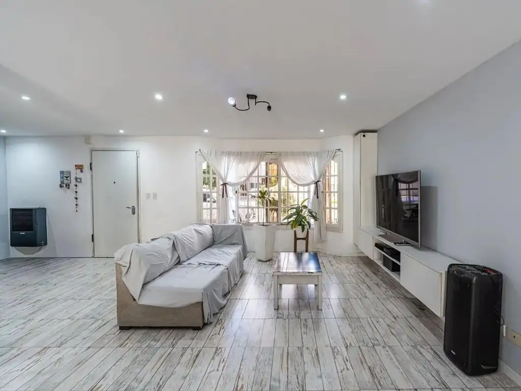 Foto de Venta casa de 6 ambientes con cochera cubierta en Floresta, imagen 2