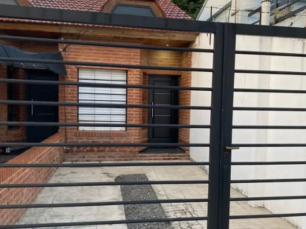 Foto de DUPLEX DE 2 AMBIENTES EN ALQUILER CON COCHERA Y PATIO EN VILLA LUZURIAGA, imagen 1