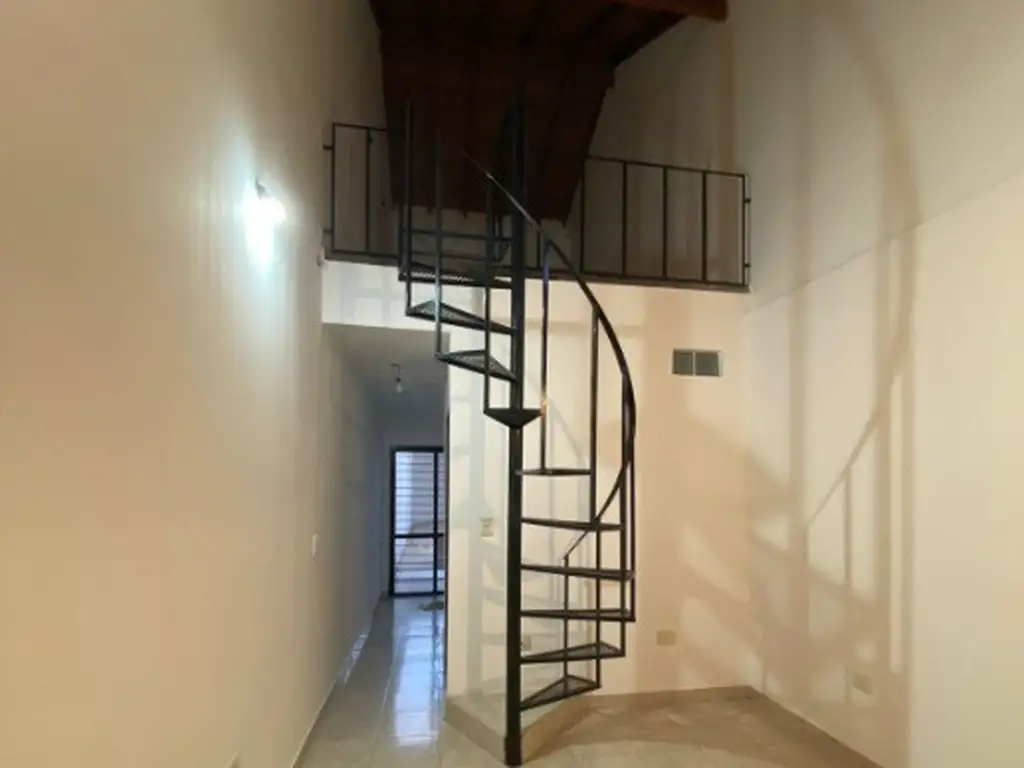 Foto de DUPLEX DE 2 AMBIENTES EN ALQUILER CON COCHERA Y PATIO EN VILLA LUZURIAGA, imagen 2