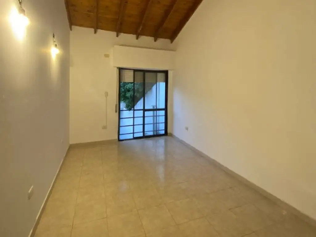 Foto de DUPLEX DE 2 AMBIENTES EN ALQUILER CON COCHERA Y PATIO EN VILLA LUZURIAGA, imagen 5