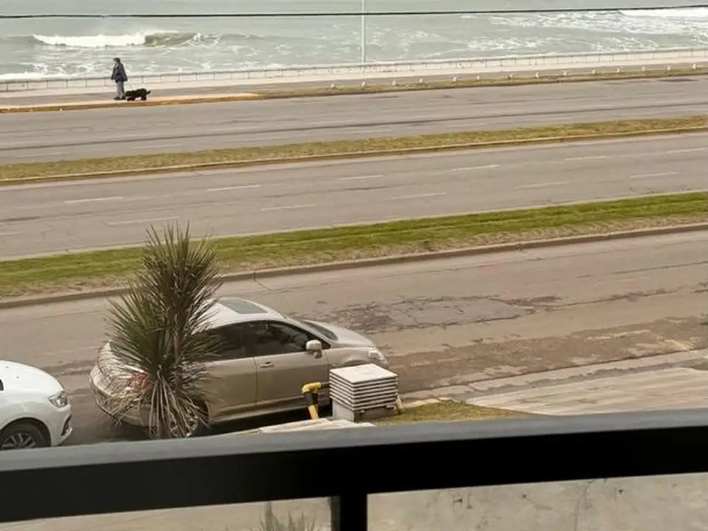 Foto de En venta semipiso frente al mar 2 amb con/esc 82m, imagen 2