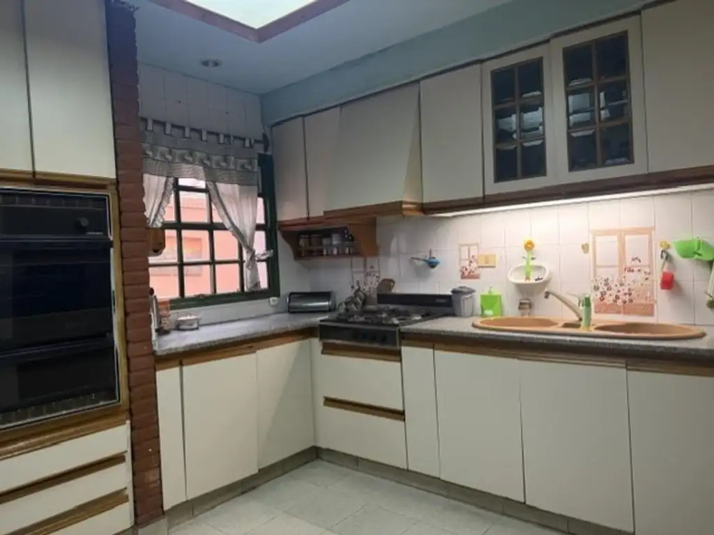 Foto de Casa de 5 Ambientes en 3 Plantas con Jardín y Garage, imagen 4