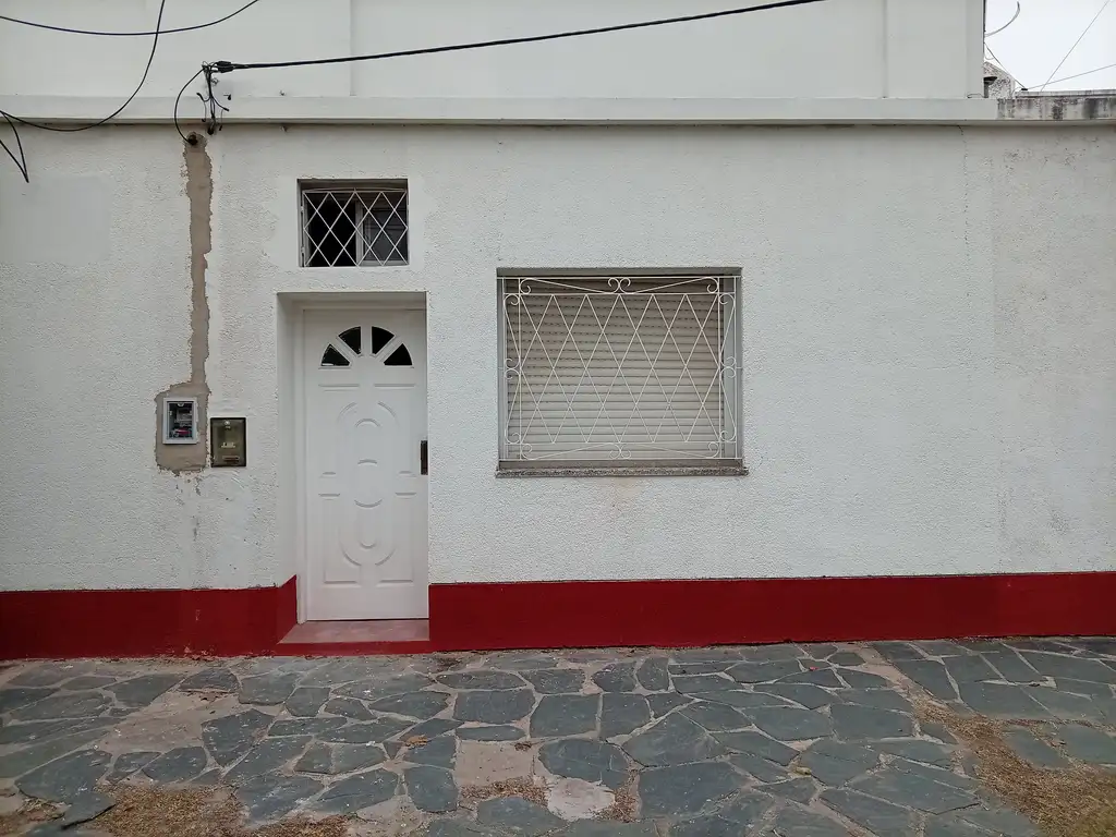 Foto de ¡Hermoso PH 2 ambientes al frente sin expensas! Impecable en Haedo, imagen 1