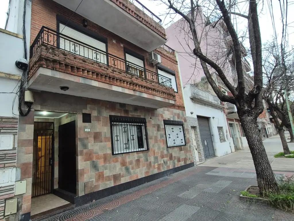 Foto de 4 AMB AL FRENTE CON BALCON Y PEQUEÑO PATIO - 25 AÑOS DE CONSTRUIDO !, imagen 2
