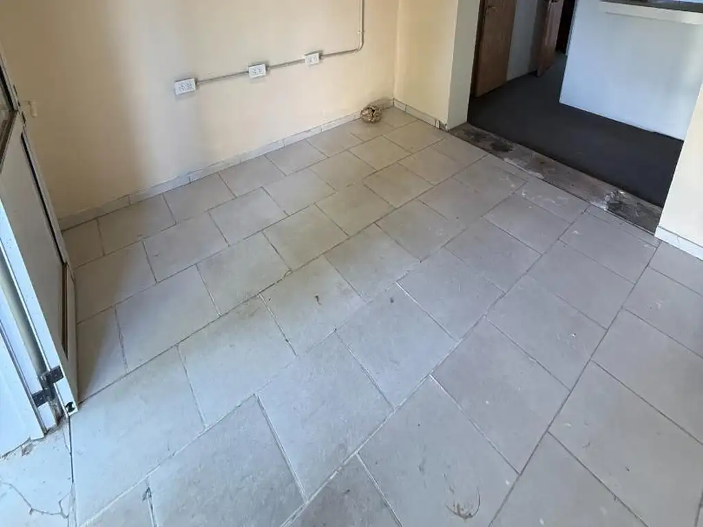 Foto de Local comercial con depósito a una cuadra de Av. 9 de Julio, imagen 2