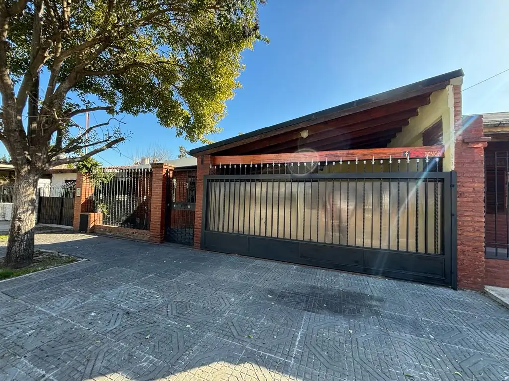 Foto de Casa con 3 dormitorios, cochera, jardin y quincho en venta, imagen 1