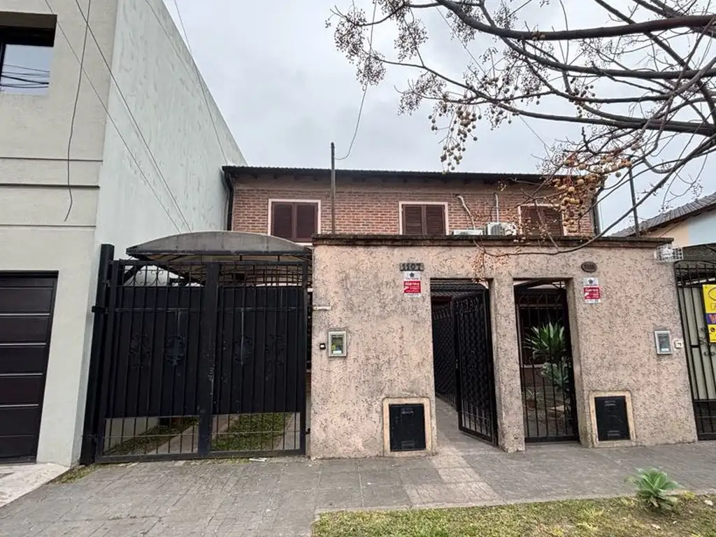 Foto de Duplex con tres dormitorios, jardin y cochera en venta, imagen 2