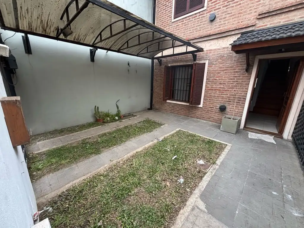 Foto de Duplex con tres dormitorios, jardin y cochera en venta, imagen 5