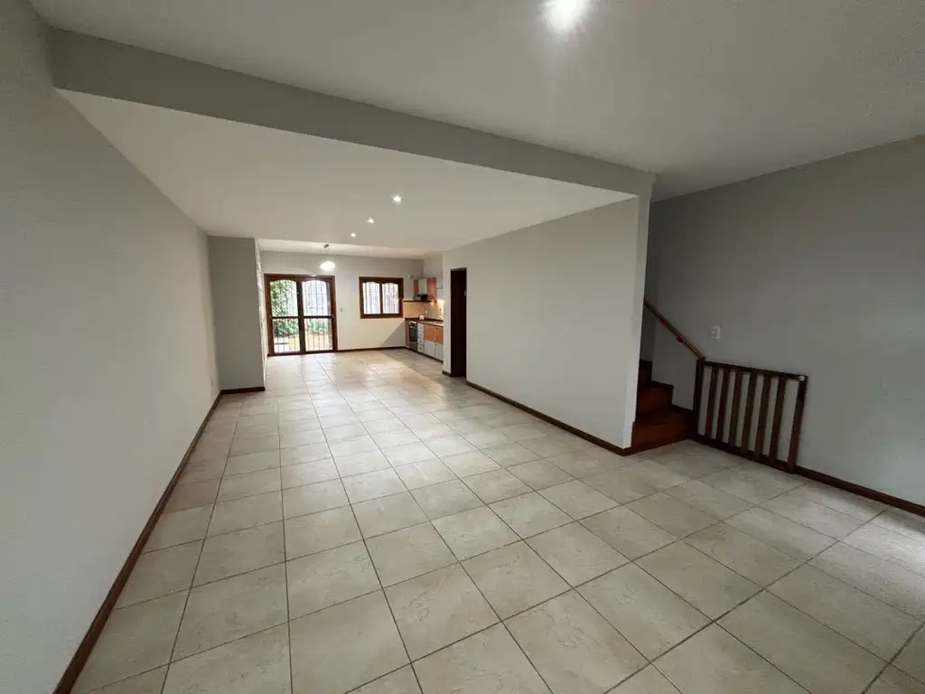 Foto de Duplex con tres dormitorios, jardin y cochera en venta, imagen 1