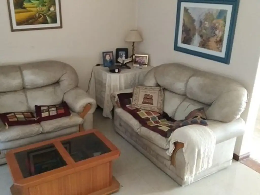 Foto de Gran CASA 4 DORMITORIOS. 3 BAÑOS. COCHERA. PATIO. FONDO LIBRE, imagen 5