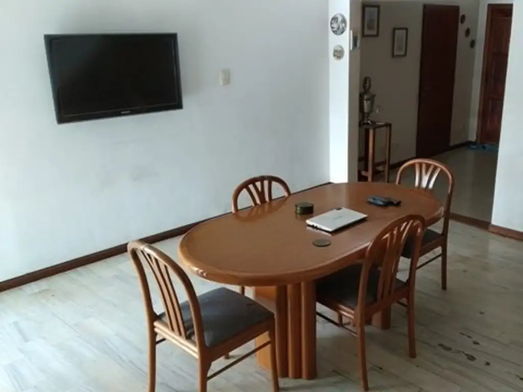 Foto de Gran CASA 4 DORMITORIOS. 3 BAÑOS. COCHERA. PATIO. FONDO LIBRE, imagen 1