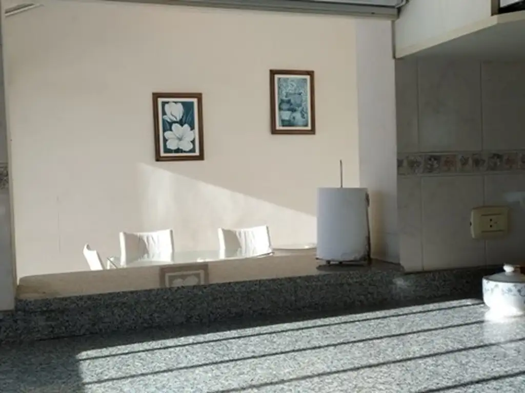 Foto de Gran CASA 4 DORMITORIOS. 3 BAÑOS. COCHERA. PATIO. FONDO LIBRE, imagen 2