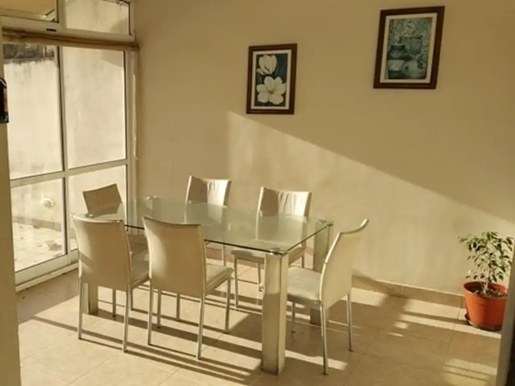 Foto de Gran CASA 4 DORMITORIOS. 3 BAÑOS. COCHERA. PATIO. FONDO LIBRE, imagen 3