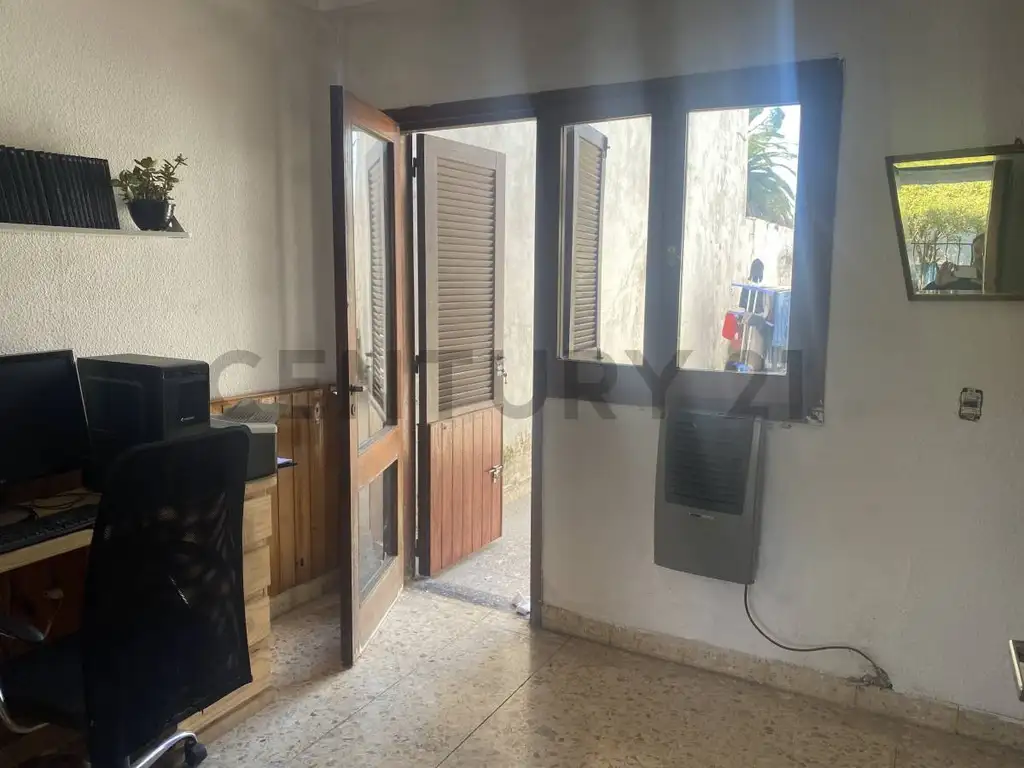 Foto de 25 Y 43 - VENTA CASA 3 DORMITORIOS COCHERA Y PATIO, imagen 4