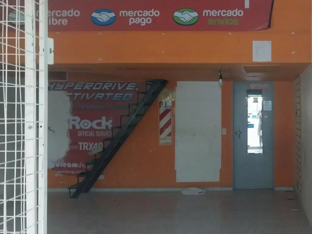 Foto de OPORTUNIDAD!! LOCAL CON BAÑO Y ENTRE PISO EN GALERIA JARDIN, imagen 5