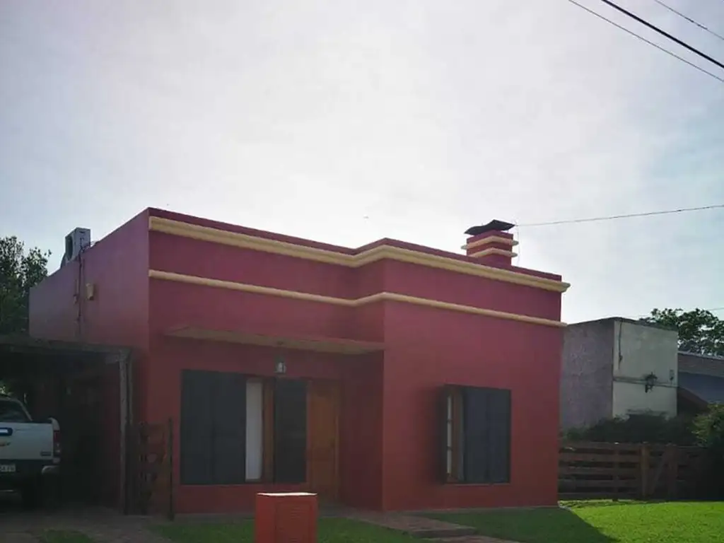 Foto de Casa en Venta en Roque Perez, imagen 2