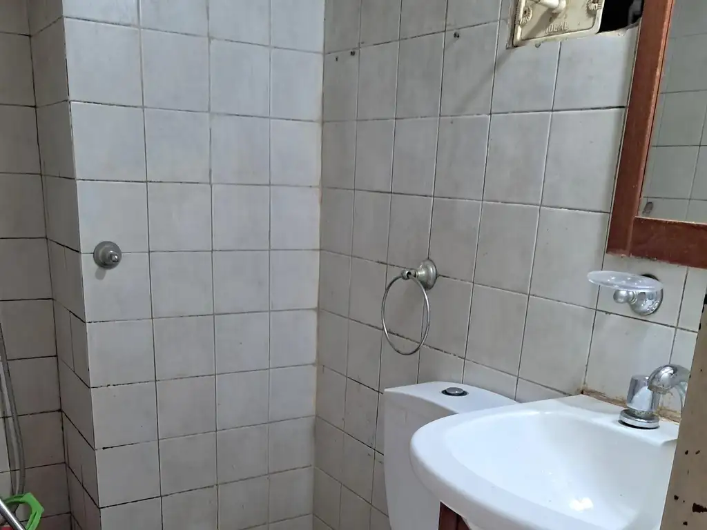 Foto de DEPARTAMENTO 3 AMBIENTE 34 M2- ASFALTO Y LINEAS DE COLECTIVOS PASAN POR, imagen 2