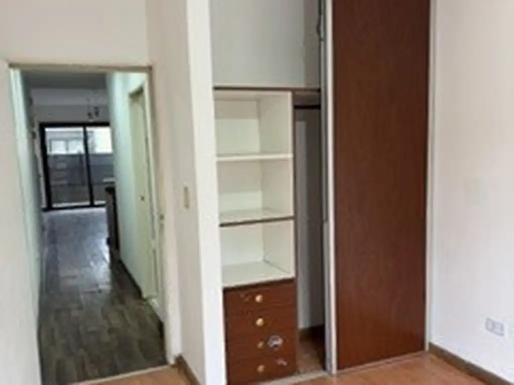 Foto de IMPECABLE SEMIPISO DE 2 AMB. CON BALCÓN AL FRENTE Y DORMITORIO AL, imagen 3