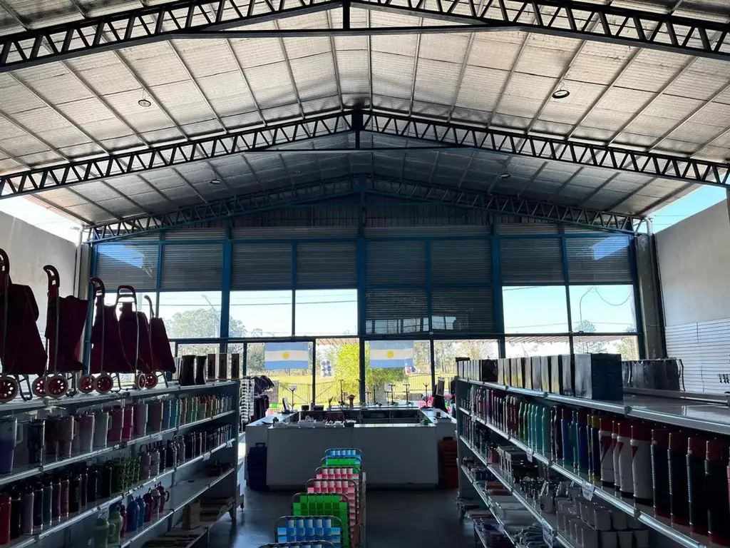 Foto de Amplio galpón en zona norte próximo al aeropuerto, imagen 2