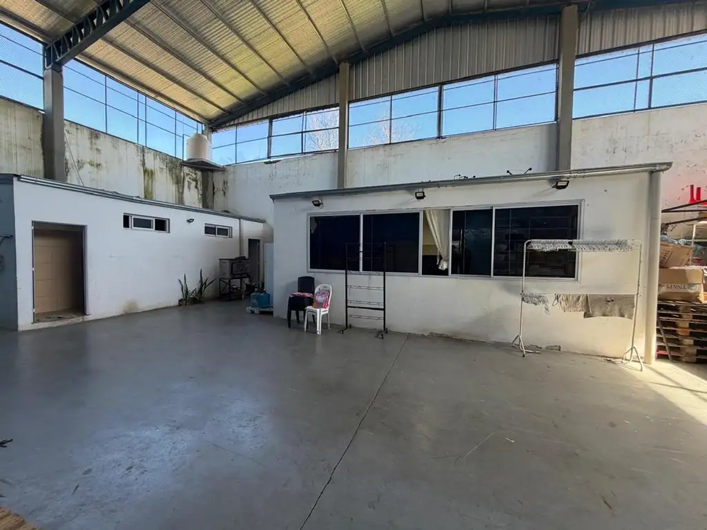 Foto de Amplio galpón en zona norte próximo al aeropuerto, imagen 5