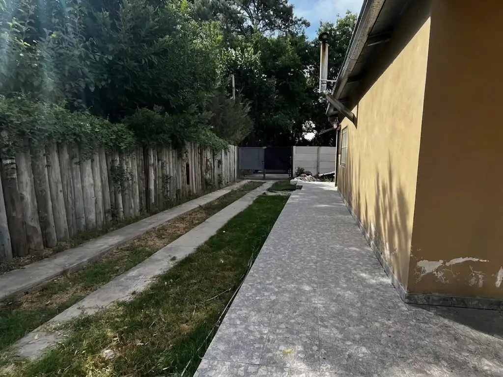 Foto de Casa sobre amplio lote. Barrio Los Pioneros, imagen 3