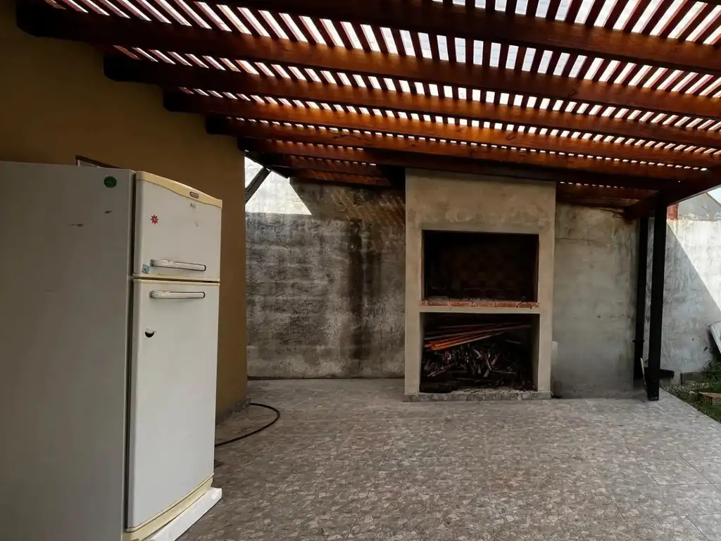 Foto de Casa sobre amplio lote. Barrio Los Pioneros, imagen 1
