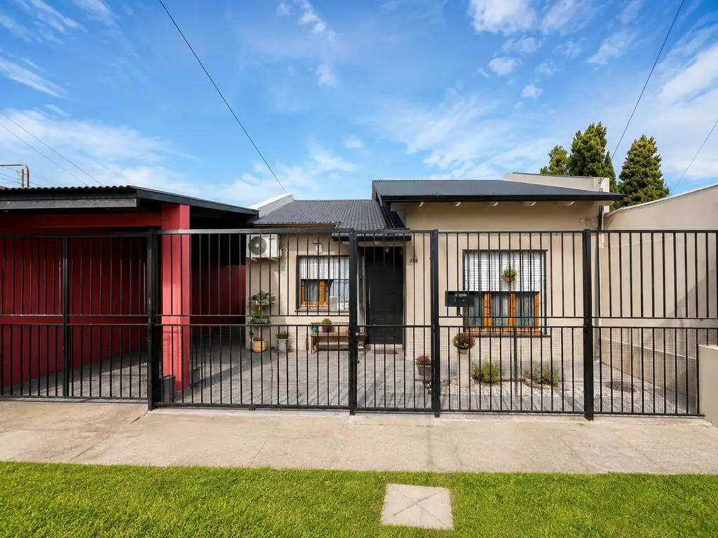 Foto de Casa de 2 dormitorios con patio y cocheras en venta en Los Hornos sobre, imagen 2