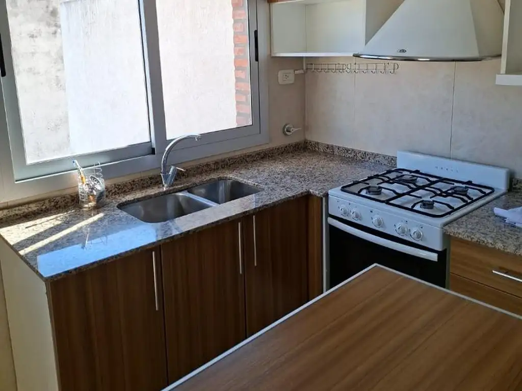 Foto de HERMOSO DPTO. 2 AMB. ZONA ITUZAINGÓ, imagen 2