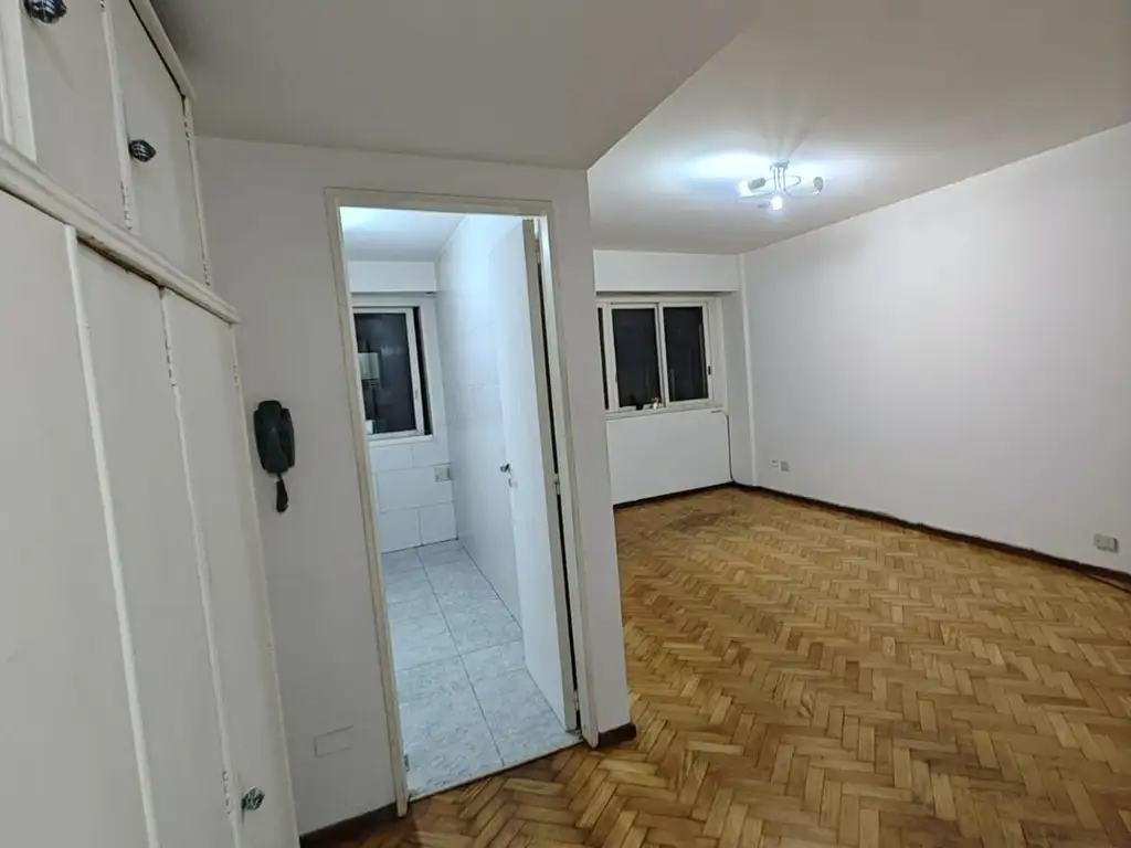 Foto de Monoambiente al frente con balcón. Baño, cocina separada y lavadero, imagen 2