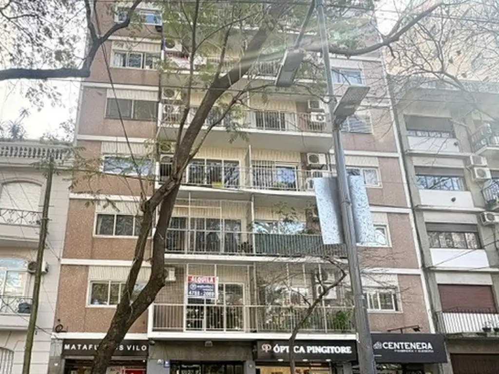 Foto de Espectacular 3 Amb C/ Dependencia, Patio Y Balcón - Vista A Plaza, imagen 1