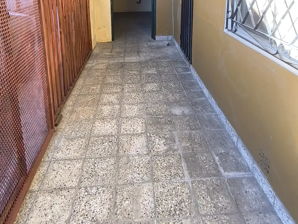 Foto de Departamento tipo casa a metros de Estacion Ferrocarril Urquiza, imagen 2