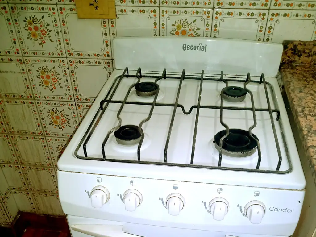 Foto de DEPARTAMENTO 2 AMBIENTES CON BALCON Y VISTA AL FRENTE. LAVALLE 97 PISO, imagen 2