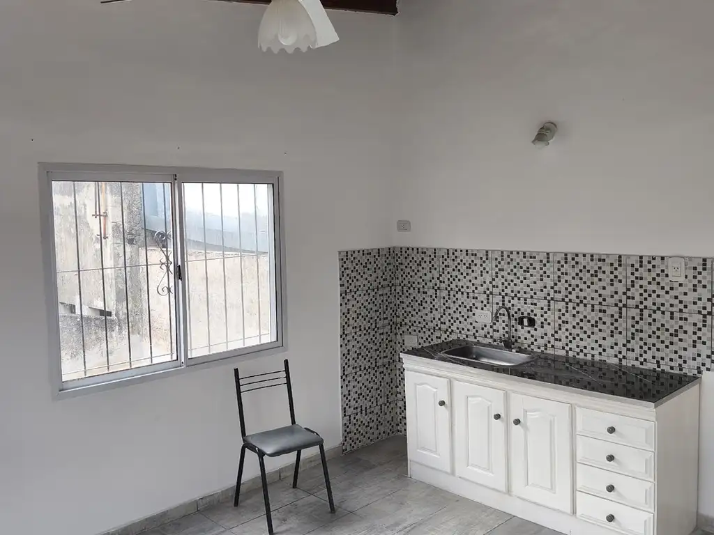 Foto de DEPARTAMENTO 2 AMBIENTES TIPO CASA – FRENTE A LA UNDAV Colón 474 – Piso, imagen 1