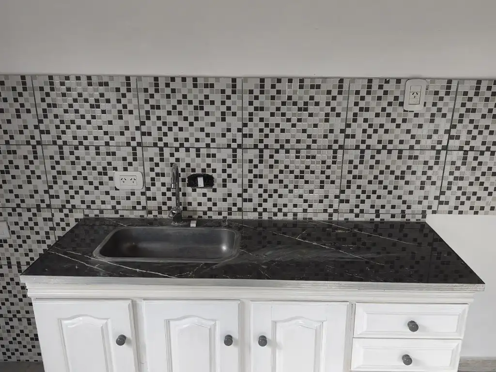 Foto de DEPARTAMENTO 2 AMBIENTES TIPO CASA – FRENTE A LA UNDAV Colón 474 – Piso, imagen 4