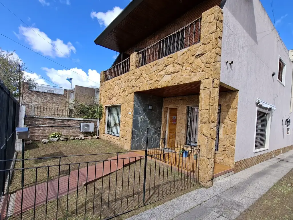 DOS CASAS EN UN MISMO LOTE DE 10 X 54 MTS CON PILATE PARQUE QUINCHO Y COCHERA 