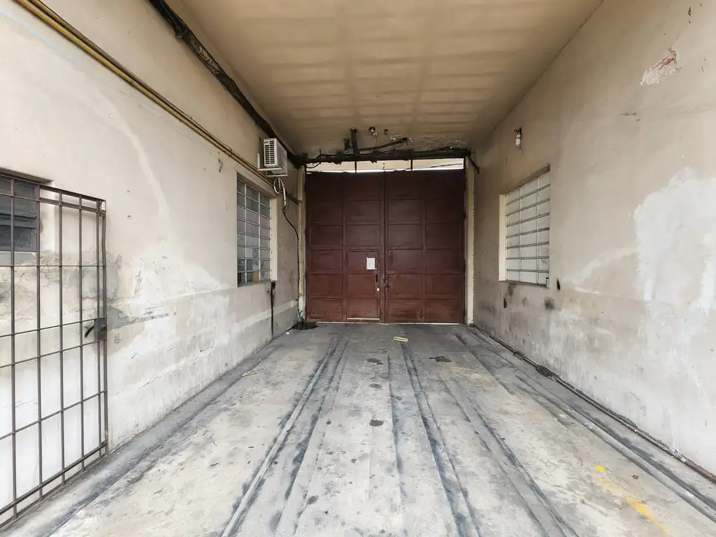 Foto de GALPON 570 M2 - IDEAL DEPÓSITO - + 90 M2 BAULERA Y BAÑO + 2 COCHERAS, imagen 1